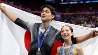 金メダル表彰式で飛び出した安定の“木原運送”にネット注目…「表彰台の真ん中で見られるとはね」「愛情にあふれている」【冬季五輪】