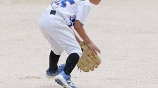 ゴロ捕球で「最も避けたい」事前動作とは？　守備リズムが格段に良くなる“足の位置”