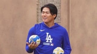 山本由伸が見せた“素の笑顔”「会えて嬉しそう」　ド軍キャンプに現れた日本人HR王