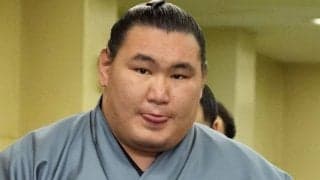 大相撲　横綱・豊昇龍の民族衣装姿がかっこいい！モンゴルの旧正月で「素敵」「よく似合ってます」高く積まれた「パンケーキみたいなの気になる」の声も
