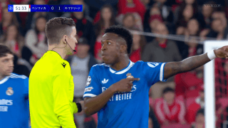 一体なにが…ヴィニシウスが激昂！スーパーゴール＆腰振りダンスに大ブーイング→人種差別騒動で“9分間中断”の異例事態