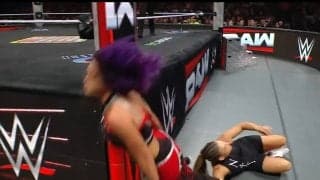 ひどすぎる…女子レスラーが鉄柱に“ゴン” 反動を利用して無慈悲すぎる“一撃”