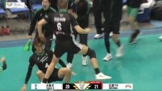 あわや惨事…男子バレー、歓喜の瞬間で珍光景 勝利直後、突如現れたスタッフが発端で