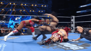 「とんでもねぇな」“体重100kg超”デカ女レスラー、掟破りの「カウント阻止」に視聴者騒然…衝撃の“物理キックアウト”が話題