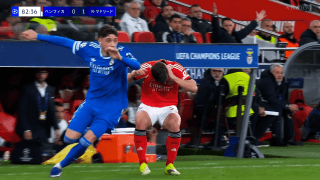 「退場だろ！」レアルMFの“右フック”に批判殺到「躊躇なくぶん殴った…」「VARの意味がない」相手DFの頭を強打→まさかのお咎めなし