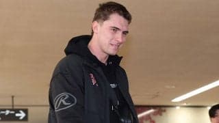 戦力外になっても…元助っ人に“巨人愛”　バックにまさかの6文字…再来日でにじませた人柄