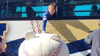 オリックス・宮城大弥が侍応援マスコットにメロメロ…バスの窓から乗り出しハイタッチで笑顔