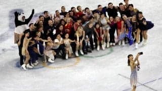 「年間ベストショット確定！」坂本花織の“全員集合”ショットに反響続々…「まさに魔法のような一枚」【冬季五輪】