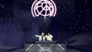 【閉会式】メジャー・レイザー登場で荘厳な雰囲気から巨大フェスに、日本のファン「朝から満足」