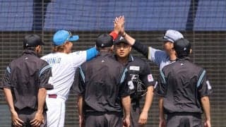 【阪神】藤川球児監督と日本ハム新庄剛志監督がメンバー表交換でハイタッチ、ファン沸かせる