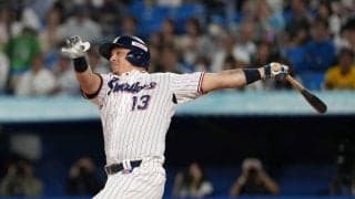 【ヤクルト】観客どよめく…オスナのバットが三遊間へ　走者の丸山和郁はジャンプで回避