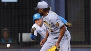 【阪神】38歳ドリスにアクシデント　18歳ルーキーの打球を右手指付近に受けて緊急降板