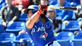 ブルージェイズ岡本和真が「メジャー１号」バックスクリーンへ131メートルの先制２ラン