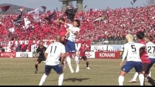 「PKはおかしい」「これはよく見てるわ」競り合いで肘が顔面直撃→ファウル判定に賛否両論「腕がかなり上がってたからなぁ」