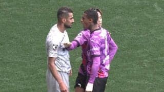 「怖すぎる」助っ人同士が一触即発のフェイスオフ「ど迫力の睨み合い」「キレすぎやろ」球際の攻防からエキサイト→スタジアム騒然！