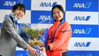 中井選手ら五輪選手団、成田空港に帰国　りくりゅう「戦いぬけた」