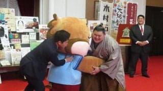 大の里、吉村大阪知事を豪快上手投げ！「もずやん」もろとも転がし「優勝間違いなし！」太鼓判も