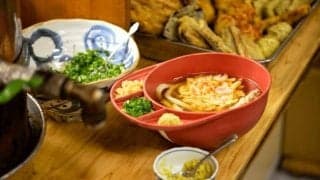 広島カープの「赤ヘル」がうどん容器に　地元企業が応援グッズを販売