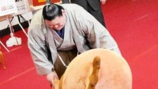 大の里　吉村知事をブン投げた！吉村知事「これで優勝間違いなし」　「もずやん」も転がした！