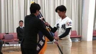 重みに湧く甲子園の実感　四国王者の香川・英明に選抜旗が届く