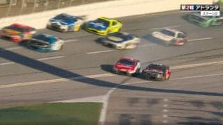 超高速オーバルで接触も「リカバリーが凄かった」 レッドブルが“草の上で”見事な回避「流石ですね」解説も唸る