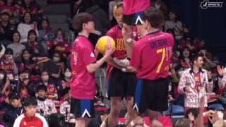 もはやバレーボールじゃない…“斬新すぎる”始球式「遂にこの形態まできたか」驚きの声