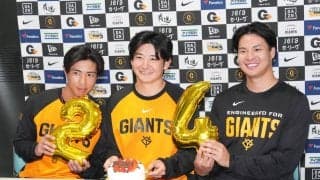 【巨人】ドラフト１位竹丸和幸がケーキの前に笑顔　24歳の誕生日迎え「１軍でいろんな経験」
