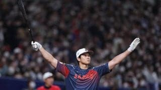 【WBC】大谷翔平「16」半袖ユニホーム姿で合流後即グラウンドへ　坂本と握手、中村と談笑