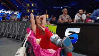 まるで「クララが立った」状態？ 骨折中の高飛車女子レスラーに起きた“奇跡的展開”にファンツッコミ「プロだ」「ただでは起きない女」