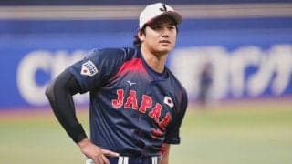 大谷翔平、通路を颯爽と球場入り　帽子とってサロンで挨拶…初合流のベンチ裏の風景