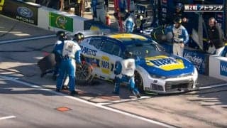 止まらない！ピットを“通り過ぎてバック”無謀運転の決定的瞬間にファン騒然「あぶね」「ひくなよ」