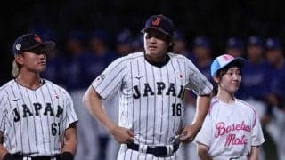 大谷翔平が笑顔でイタズラ…マスコットの頭叩く　3年前はドアラ無視、また悪ガキ発動