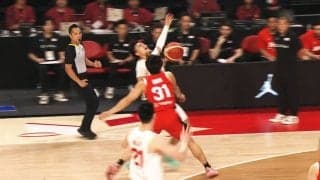 日本選手が“ゴリゴリ守備”→中国選手が吹っ飛ぶ