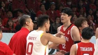 中国監督が日本選手を踏む素振り…バスケ日中戦で一触即発！「スポーツマンシップなさすぎて泣けてくる」「さすがに酷い」渡邊雄太も激昂