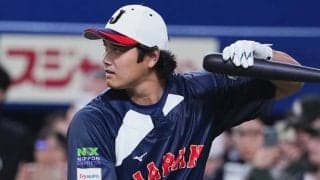 大谷翔平のフリー打撃の真後ろで…全く驚かぬ“人物”　黙々と作業、相棒には見慣れた光景