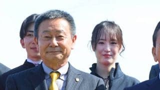 愛弟子・藤田菜七子さんも駆けつけた　根本調教師「良い弟子も育ち...」　中山で引退調教師花束贈呈セレモニー　