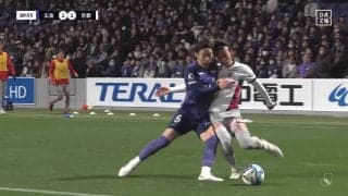 「ボールに行ってない…」広島MFの“強烈ショルダーチャージ”にSNS騒然「ありなの？」「荒すぎ」ノーファウル判定に京都指揮官も怒り