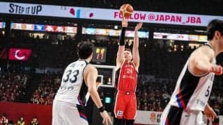 バスケ男子　日本が韓国との激闘制し首位堅守　桶谷体制初勝利で通算３勝１敗　新指揮官「ちょっと泣きそうに」渡辺「桶さんのために」ホーキンソンで逆転、渡辺雄太がダメ押しダンク