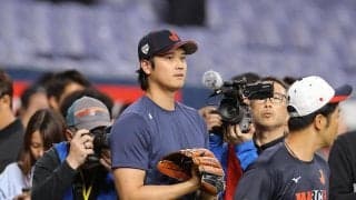 【WBC】大谷翔平がボール拾い　マウンドで選手、スタッフと散らばったボールを拾う