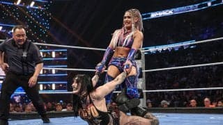 人気日本人女子レスラー、衝撃の顔面“ガチ踏みつけ”シーンがSNSで大バズり…実況席も顔を覆う“無慈悲制裁”の一部始終