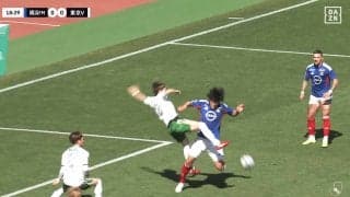 「顔に入ってるよ！」Jリーグの“PKなし判定”が物議…「ボールにチャレンジしてない」「VARないの？」後方から遅れて衝突の瞬間