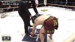 壮絶なKO…力尽きて“くの字”のままタオル投入「タオル遅いよ」「疲れとダメージ両方」劇的結末に反応さまざま