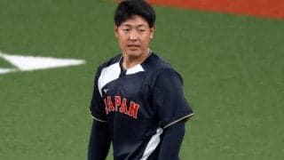 【WBC】岡本和真が鈴木誠也に“イジられ”？ながらグラウンドに登場　高橋由伸氏にもあいさつ