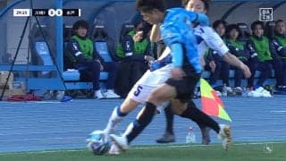 どっちのボール？タッチライン際の競り合いで“微妙”ジャッジ→副審に猛抗議でイエローカード「さすがにかわいそう」