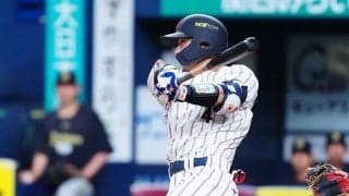 【WBC】途中出場の若月がホーム＆よく知る右腕から反撃の一打　お茶を飲む新パフォ？も披露