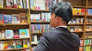 【西武】キャンプ終えて宮崎空港で搭乗待つ選手それぞれのじぶん時間　是沢涼輔の場合は…