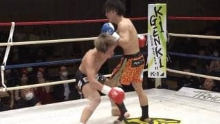 咄嗟の行動でダウン回避  放送席興奮