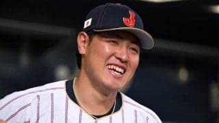 侍決起集会で発見…意外な交流「どんな関係？」　岡本和真の“肩組み”に「仲良いのか」