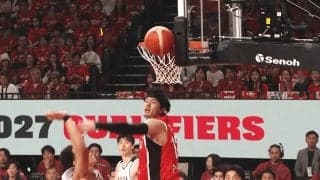 漫画を超えた！？渡邊雄太が“美しき時間差ブロック”→韓国新星を完璧に止めた瞬間「さすが元NBA」「1人で2人を守った」【バスケ日韓戦】