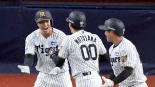阪神・ドラ３岡城がプロ初安打＆初適時打　若虎躍動！八回一挙４得点　試合前に岡本、村上の打撃を撮影「参考に」